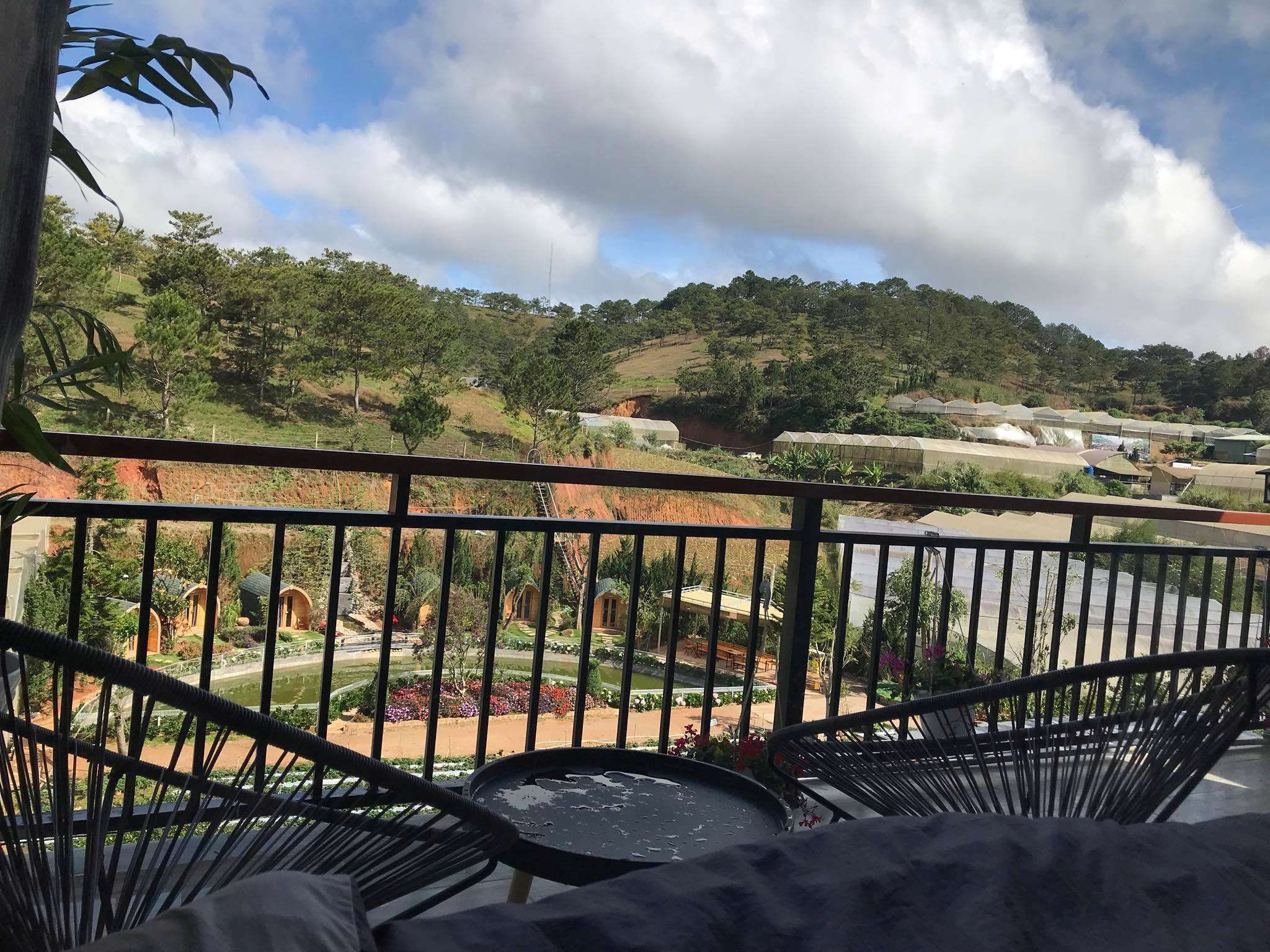 Thiết kế ban c&ocirc;ng tại Berry Valley Homestay Đ&agrave; Lạt 